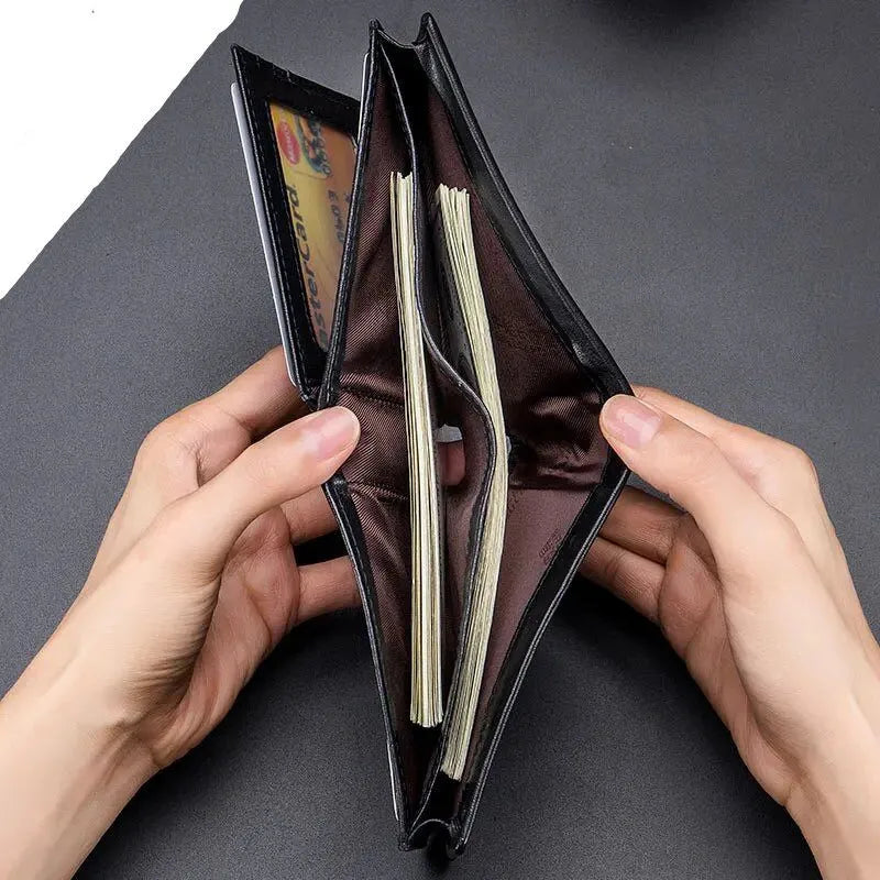 Carteira Masculina Slim em Couro Bullcaptain Modelo Lucian Mostrando Compartimento de Notas