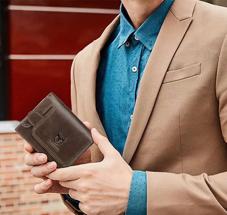 Carteira Masculina em Couro Legítimo Bullcaptain Modelo Atlas Segurando